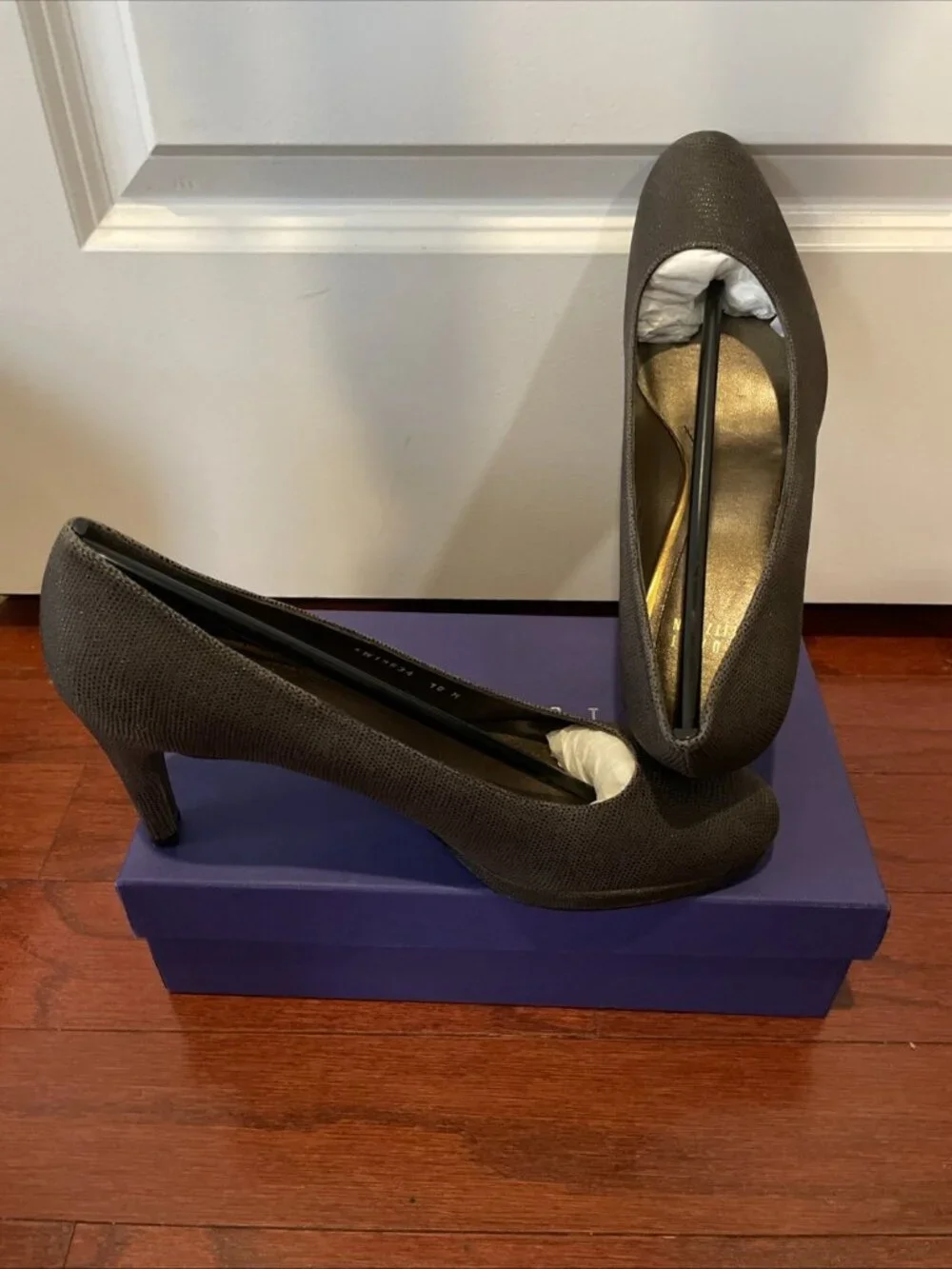 Stuart Weitzman Blog In Gary Women's High-Heel Pump Shoes - Picture 7 of 8